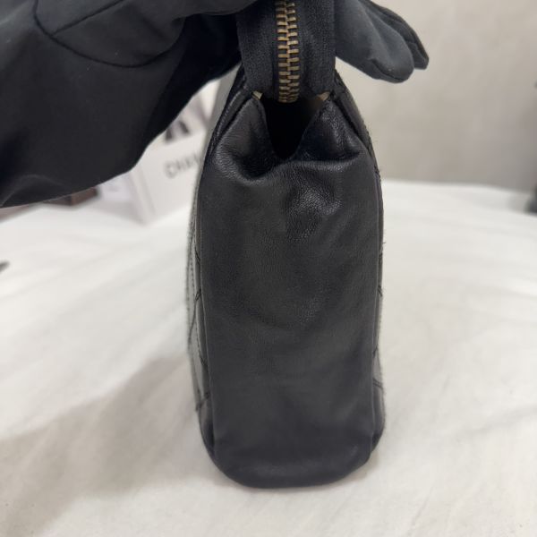 Chanel 黑色小羊皮菱格手拿包 