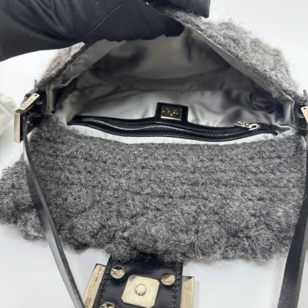 Fendi Baguette 灰色毛線針織肩背包 