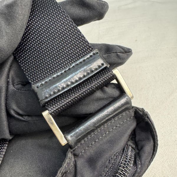 Prada 黑色尼龍斜背包 