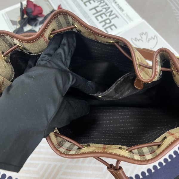 Burberry經典戰馬格紋水桶包 