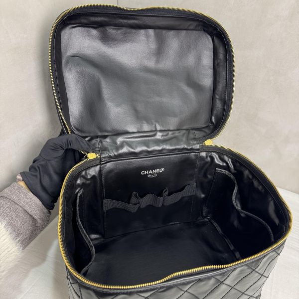 Chanel 菱格漆皮化妝包 