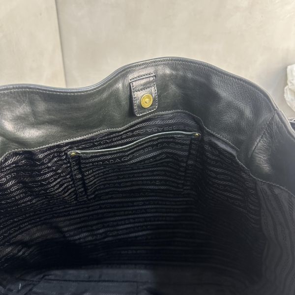 Prada  Vitello Daino Hobo 黑色手提包 