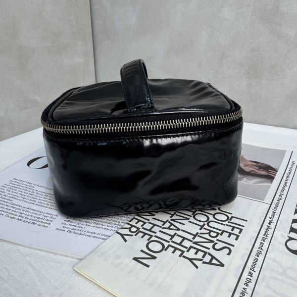 Chanel 漆皮化妝包 