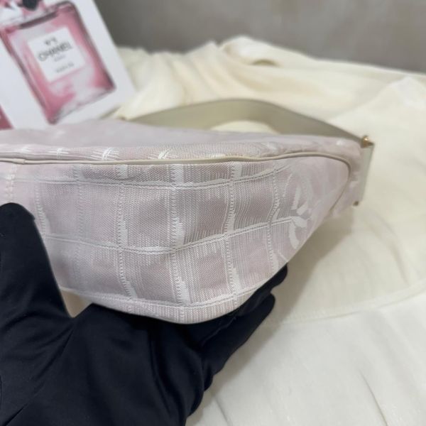 Chanel 粉色冰格腋下包 