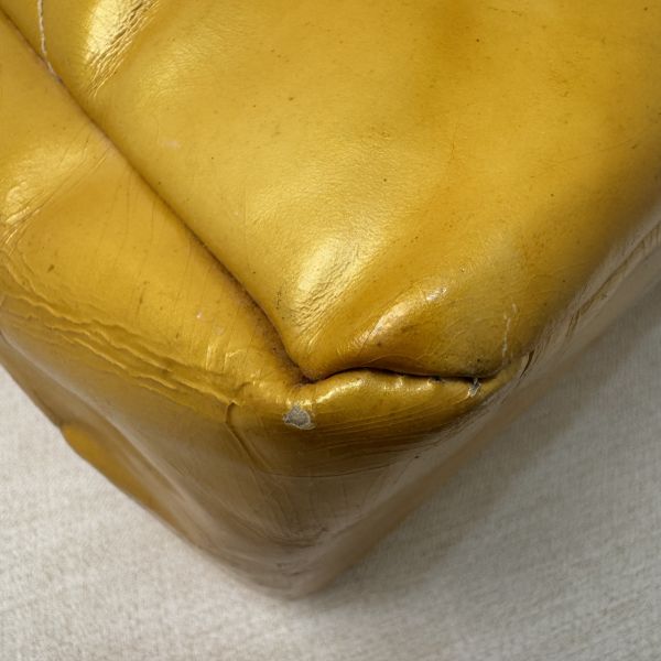 CHANEL 亮黃色漆皮 方形菱格紋斜背包 