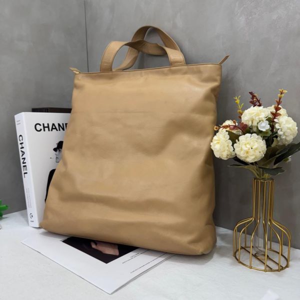 Chanel 浮雕全皮肩背包 