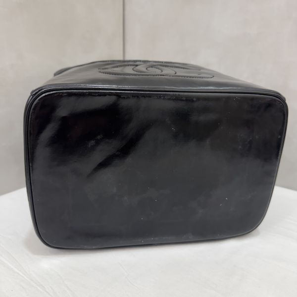 Chanel 大款漆皮手提化妝包 