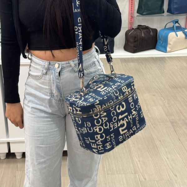 CHANEL 帆布字母塗鴉化妝箱包 