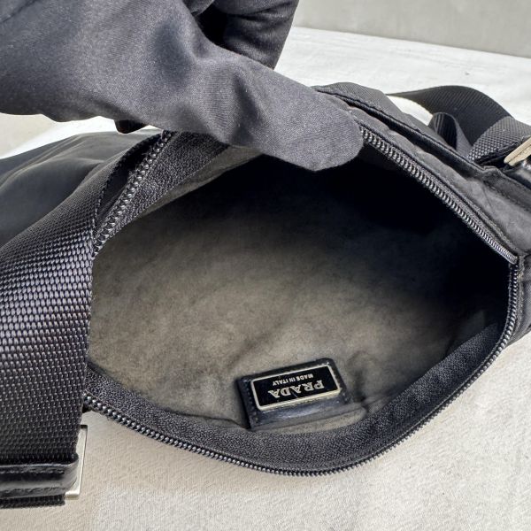 Prada 黑色尼龍斜背包 