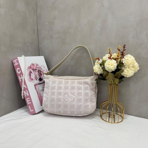 Chanel 粉色冰格腋下包 