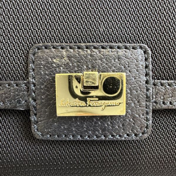 Ferragamo 菲拉格慕 經典金屬扣環包 