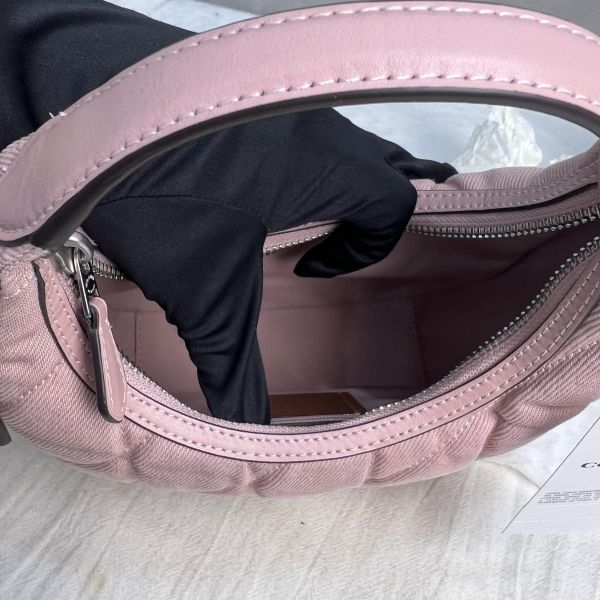 COACH 牛仔斜背兩用彎月包 