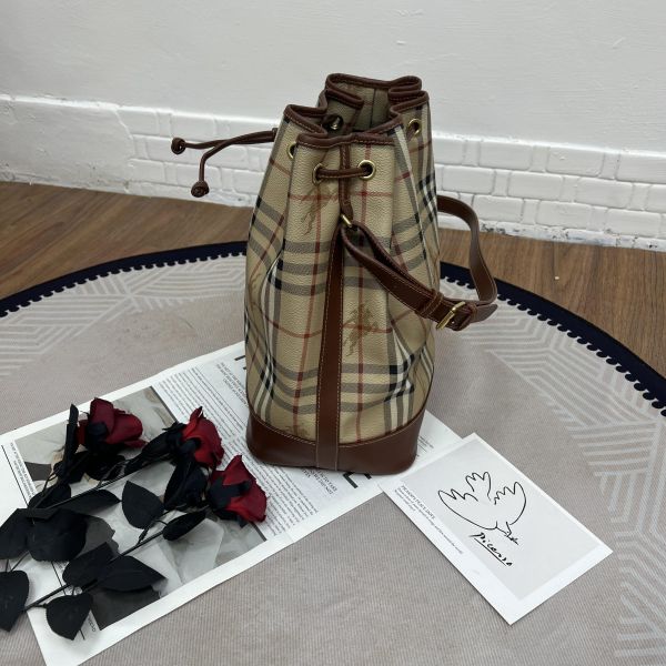 Burberry經典戰馬格紋水桶包 