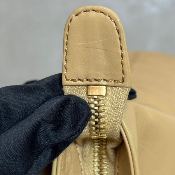 Chanel 浮雕全皮肩背包 