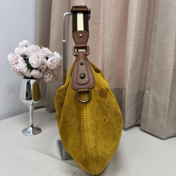 LV 麂皮鏤空腋下包 