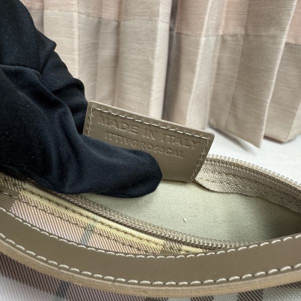 Burberry 粉色格紋圓筒包 