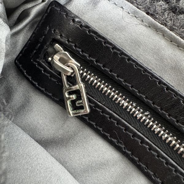 Fendi Baguette 灰色毛線針織肩背包 