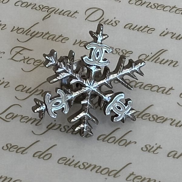 Chanel 雪花胸針 