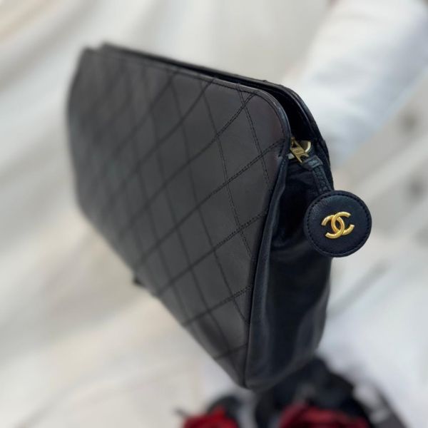 Chanel 黑色菱格手拿包 