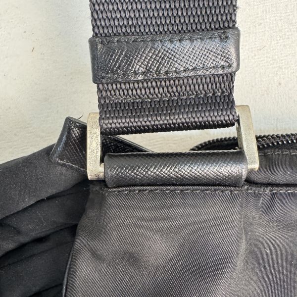 PRADA 經典黑色尼龍斜背包 