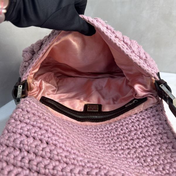 Fendi 粉色勾織 Baguette 肩背包 