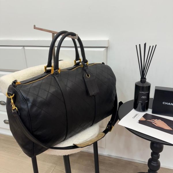 Chanel 菱格紋黑金旅行袋 