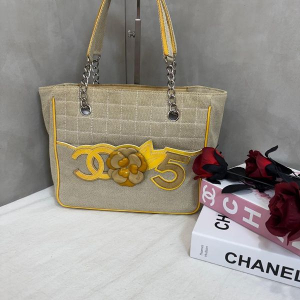 CHANEL No.5 Camellia 系列黃皮革山茶花帆布托特包 
