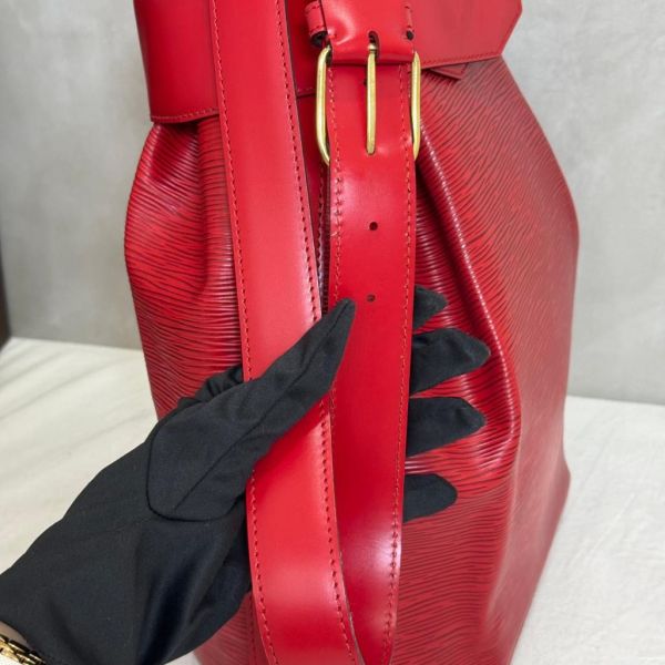 Louis Vuitton紅色水桶包 