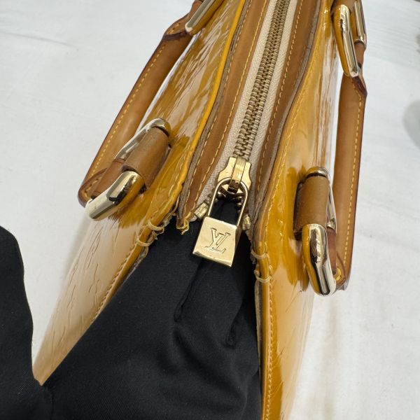 Lv 黃漆皮手提包 