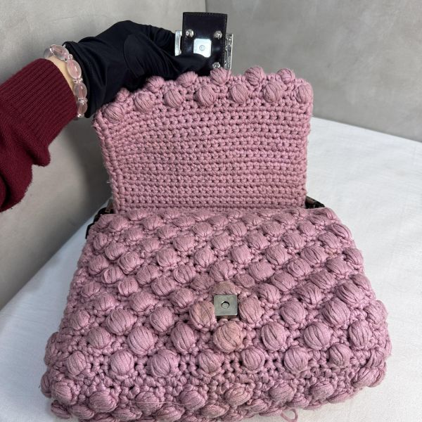 Fendi 粉色勾織 Baguette 肩背包 