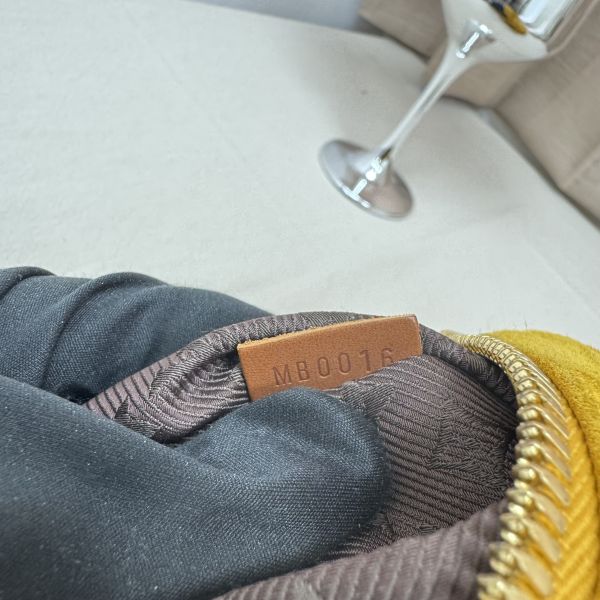 LV 麂皮鏤空腋下包 