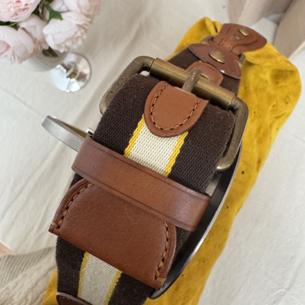 LV 麂皮鏤空腋下包 