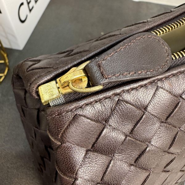 Bottega Veneta 經典Intrecciato 納帕小羊皮編織拉鍊手拿包* 