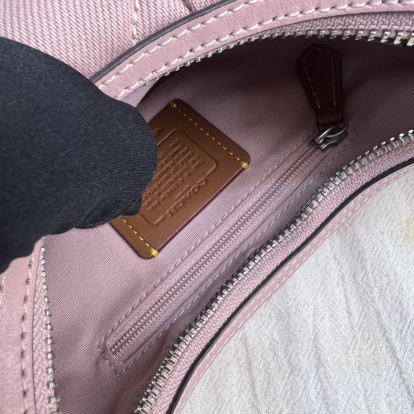 COACH 牛仔斜背兩用彎月包 
