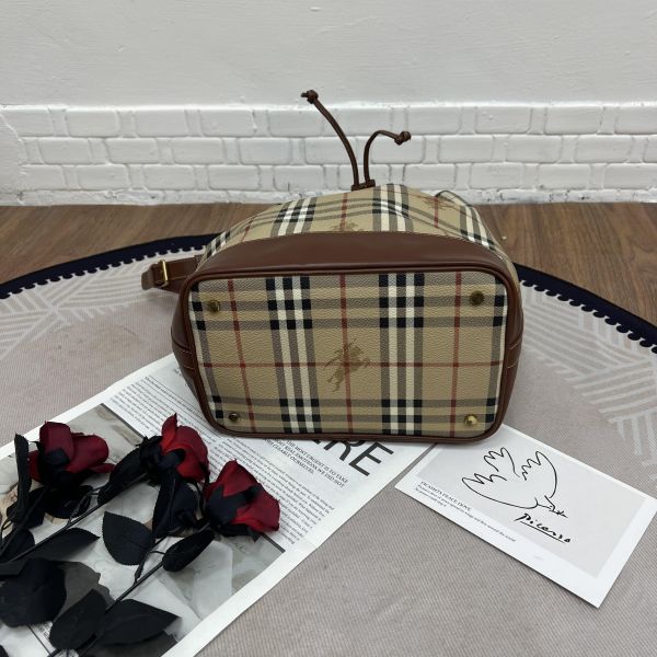 Burberry經典戰馬格紋水桶包 