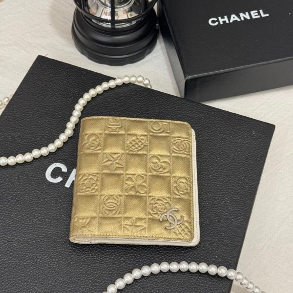 CHANEL 金屬色山茶花壓紋皮革對摺短夾 