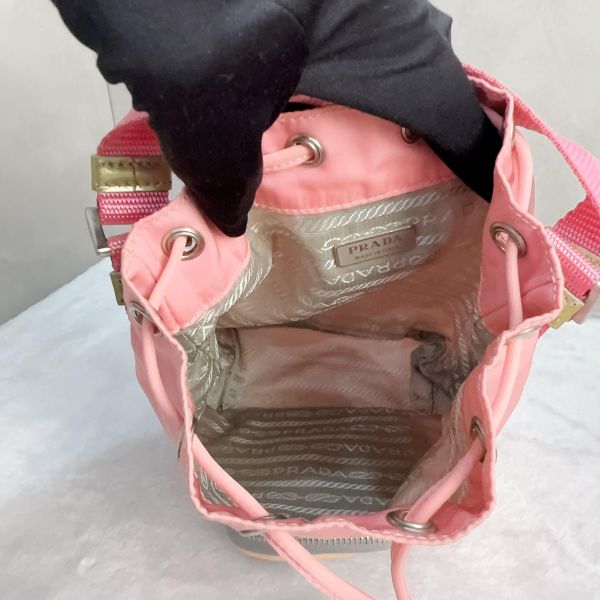 PRADA經典粉灰拼接尼龍水桶手提包 