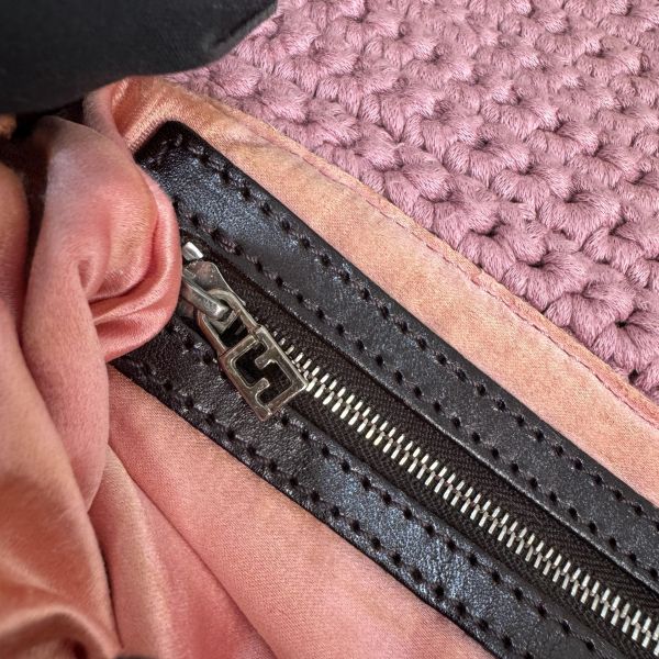 Fendi 粉色勾織 Baguette 肩背包 