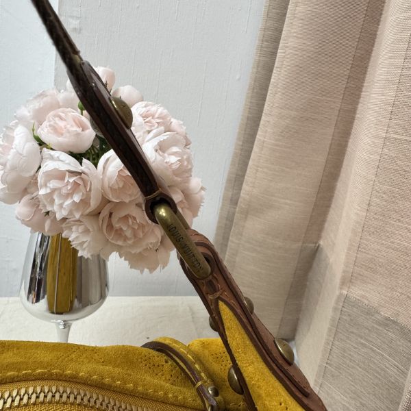 LV 麂皮鏤空腋下包 