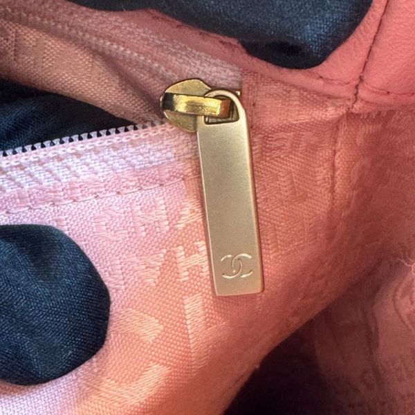 Chanel 浮雕粉色托特包 