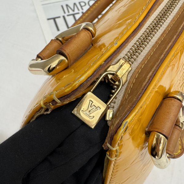 LV 漆皮梯形手提包 