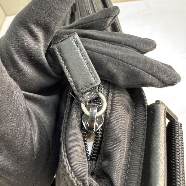 Prada 黑色尼龍斜背包 