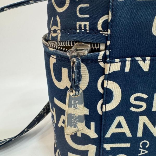 CHANEL 帆布字母塗鴉化妝箱包 