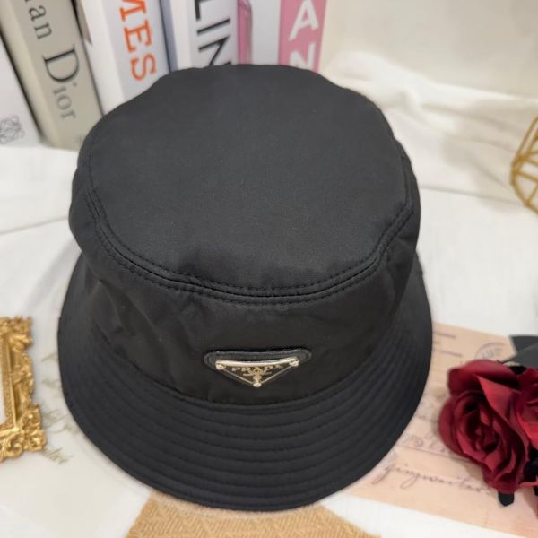 PRADA 經典三角鐵牌漁夫帽 