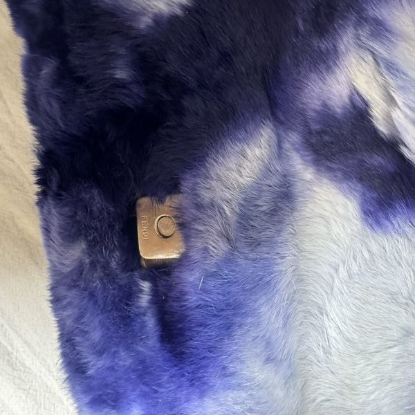 FENDI 稀有瀨兔毛琺瑯扣法棍包 