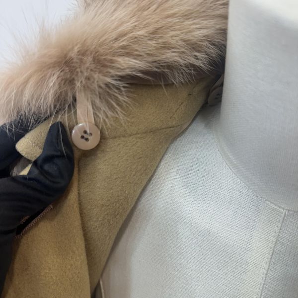 Burberry卡其色毛領大衣 