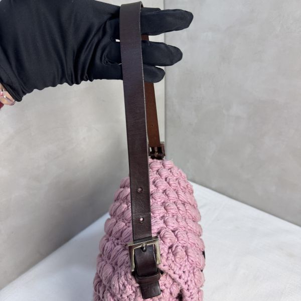Fendi 粉色勾織 Baguette 肩背包 