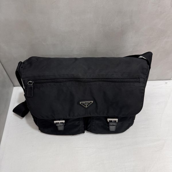 PRADA 經典三角LOGO尼龍翻蓋雙扣中性斜背包/郵差包 