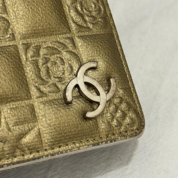 CHANEL 金屬色山茶花壓紋皮革對摺短夾 