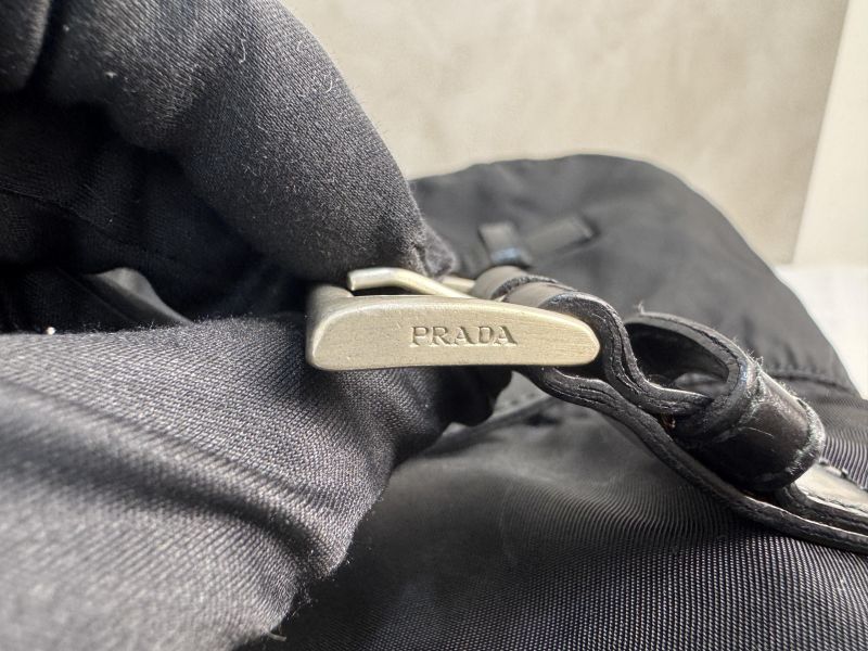 PRADA 經典三角LOGO尼龍翻蓋雙扣中性斜背包/郵差包 